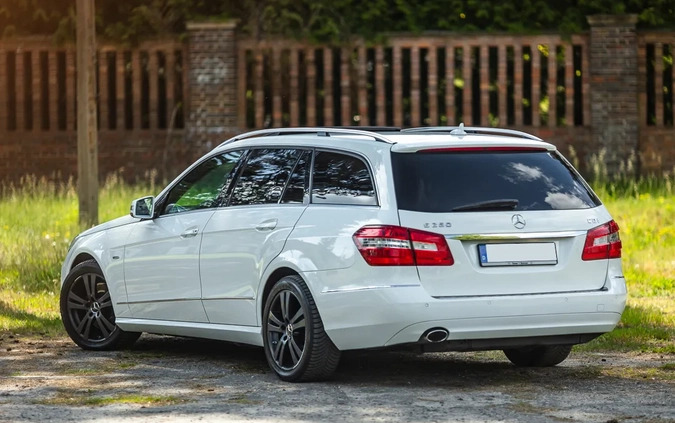 Mercedes-Benz Klasa E cena 33900 przebieg: 284000, rok produkcji 2011 z Ujazd małe 667